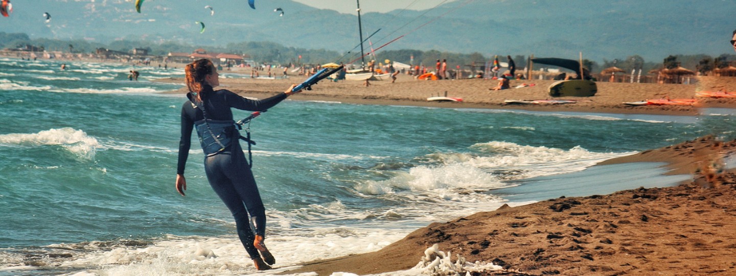 Kitesurfen Frau am Strand
