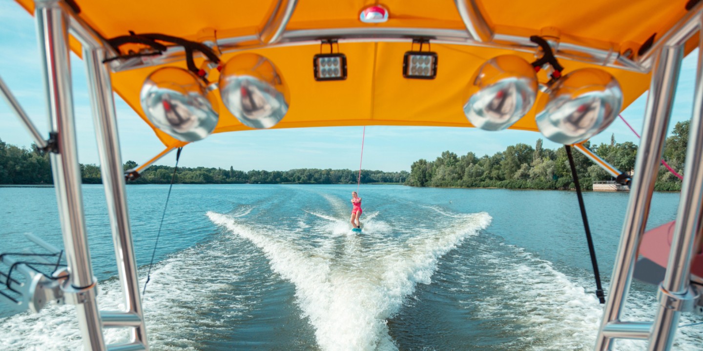 Junge Frau fährt Wakeboard