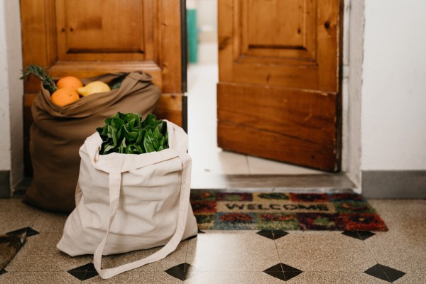 Obst und Gemüse in zwei Tüten vor der Haustür