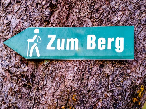 Wanderschild zum Berg